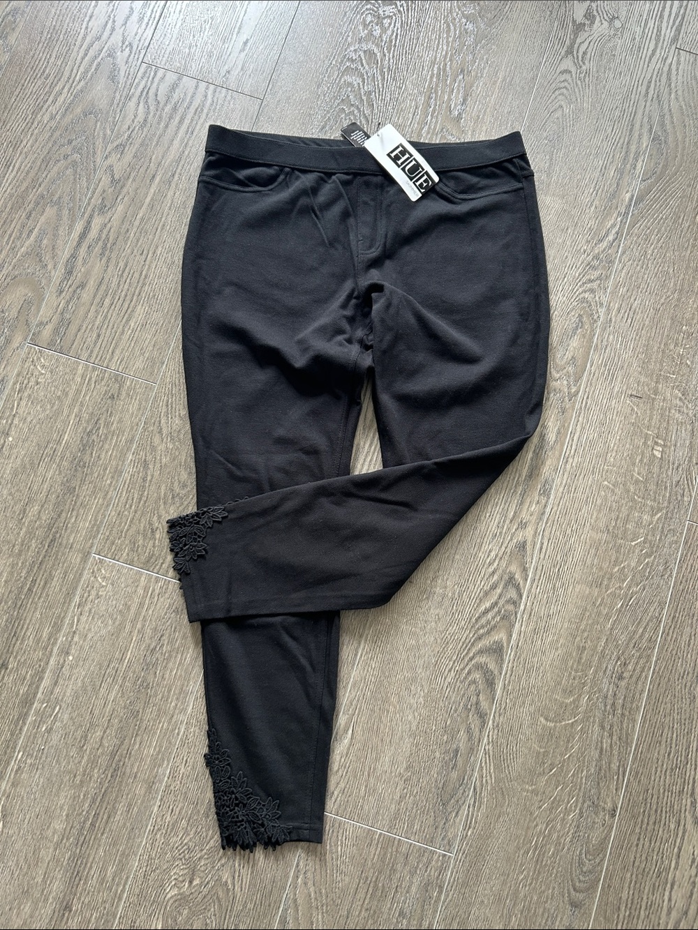Hue Pique Skimmer Leggings Lace Ankle